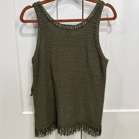 Anthropologie Akemi + Kim Olive Green
Fringed Sweater Tank Size Small - Picture 4 of 5